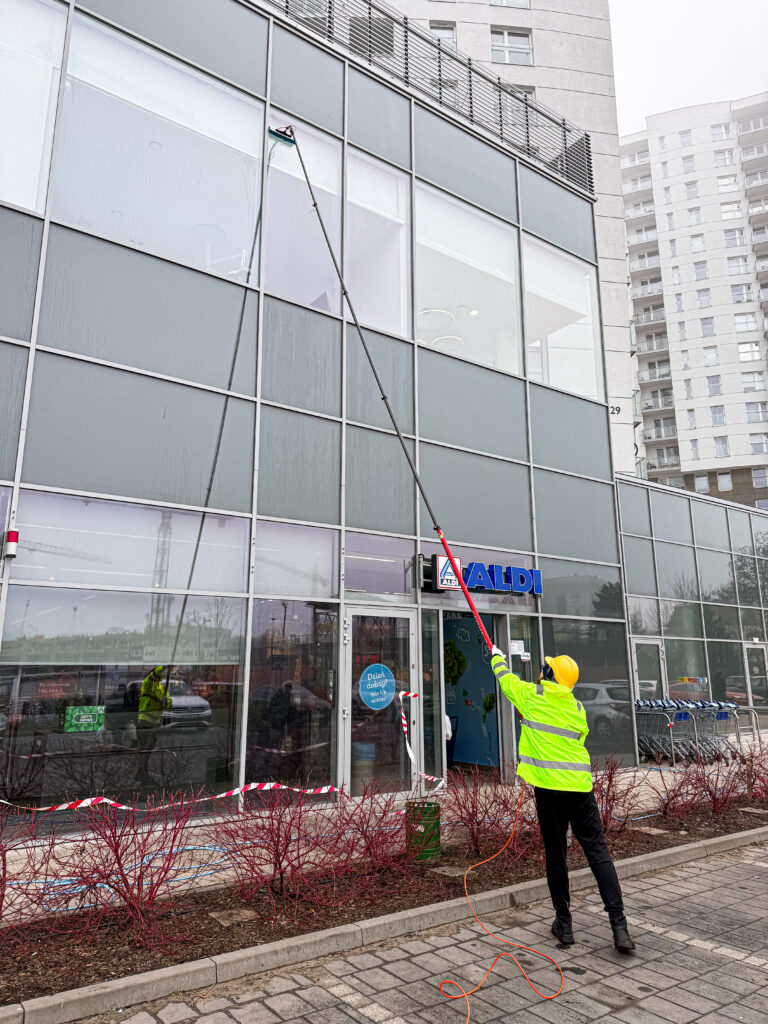 firma sprzątająca McSteam podczas mycia okien wodą demineralizowaną